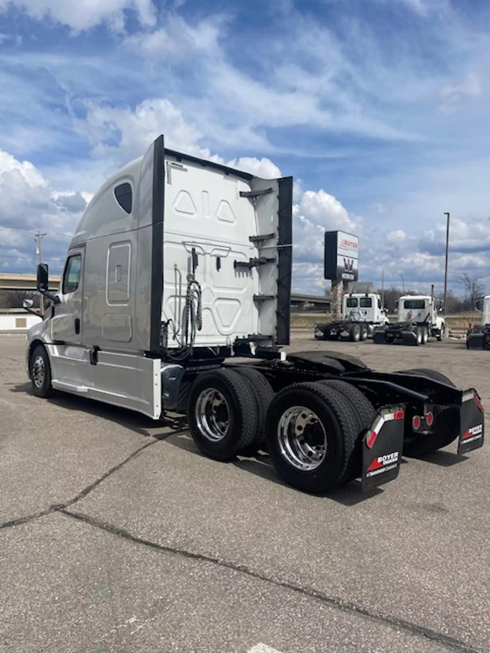 2019 Freightliner Cascadia | Photo 4 of 10