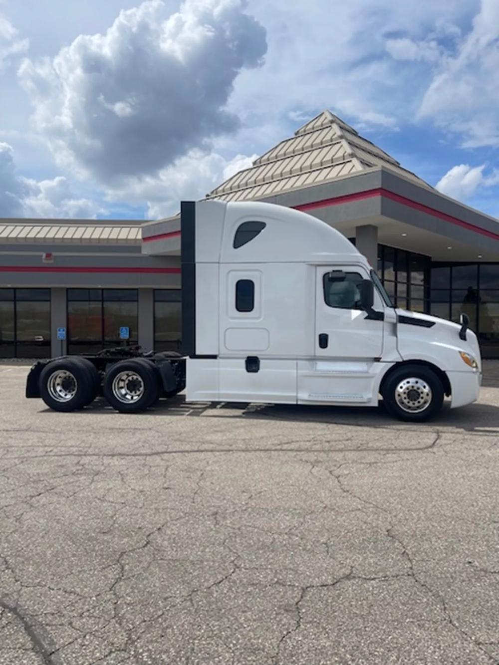 2019 Freightliner Cascadia | Photo 1 of 10