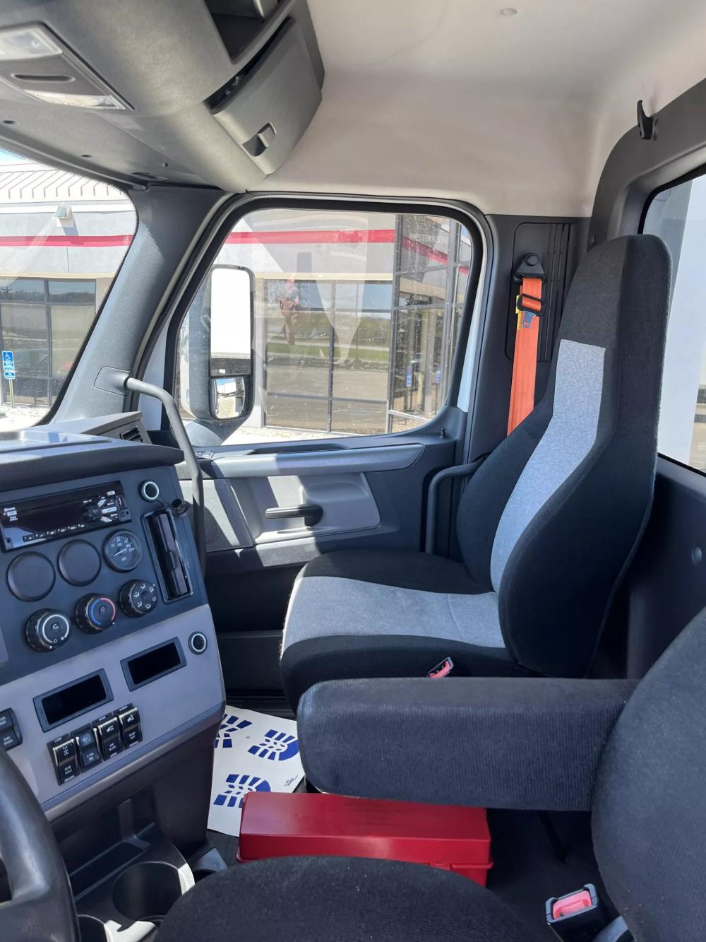 2019 Freightliner Cascadia | Photo 8 of 10