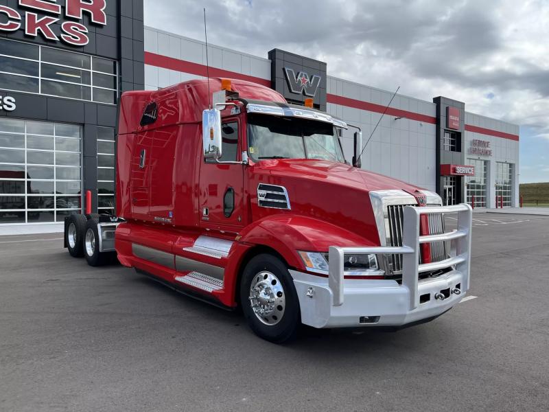 2018 Western Star 5700XE | Image 5 of 14
