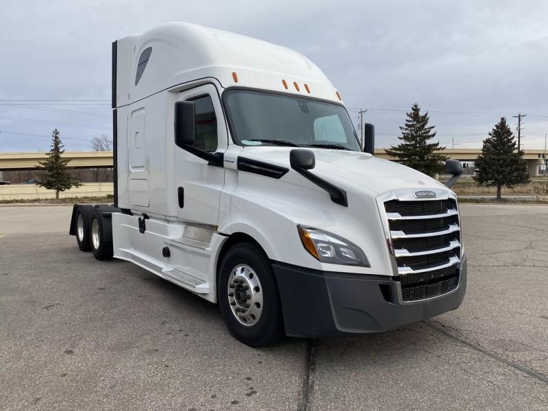 2020 Freightliner Cascadia | Image 3 of 24