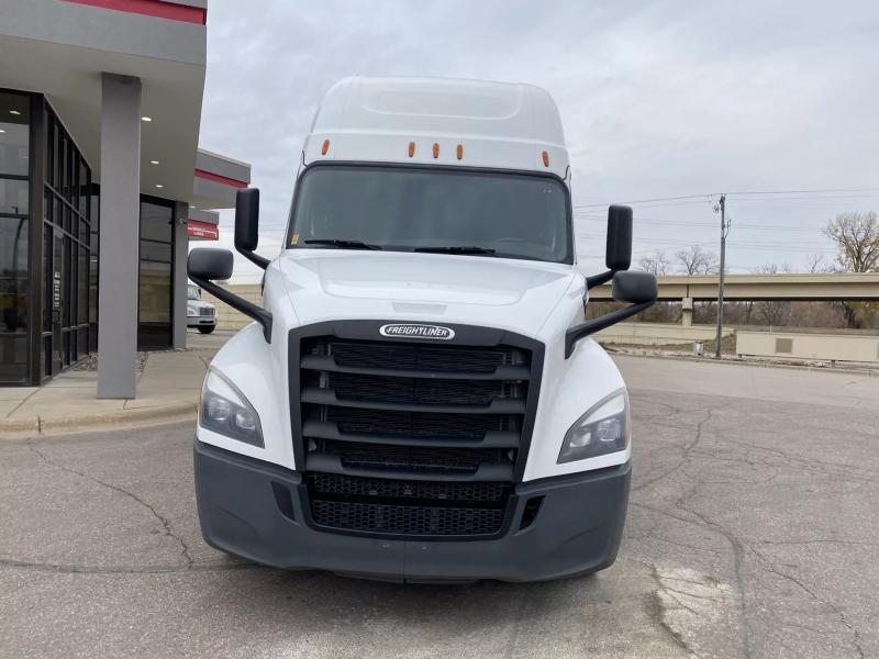 2019 Freightliner Cascadia | Image 2 of 23