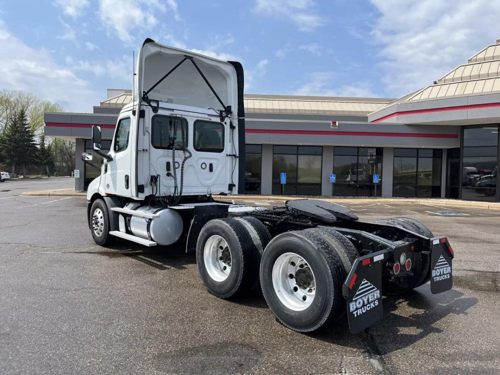 2019 Freightliner Cascadia | Photo 3 of 11
