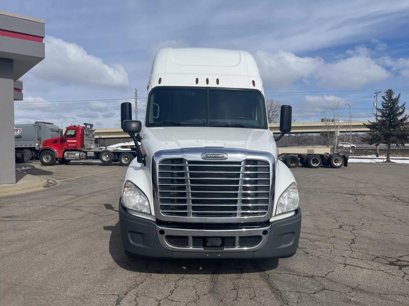 2018 Freightliner Cascadia | Image 9 of 16
