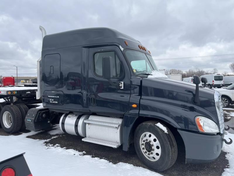 2018 Freightliner Cascadia | Image 4 of 9