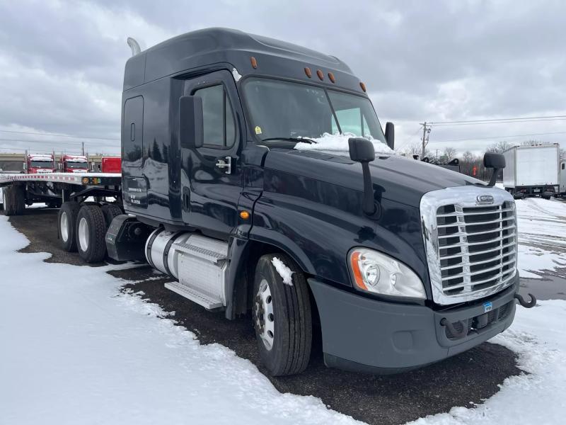 2018 Freightliner Cascadia | Image 2 of 9
