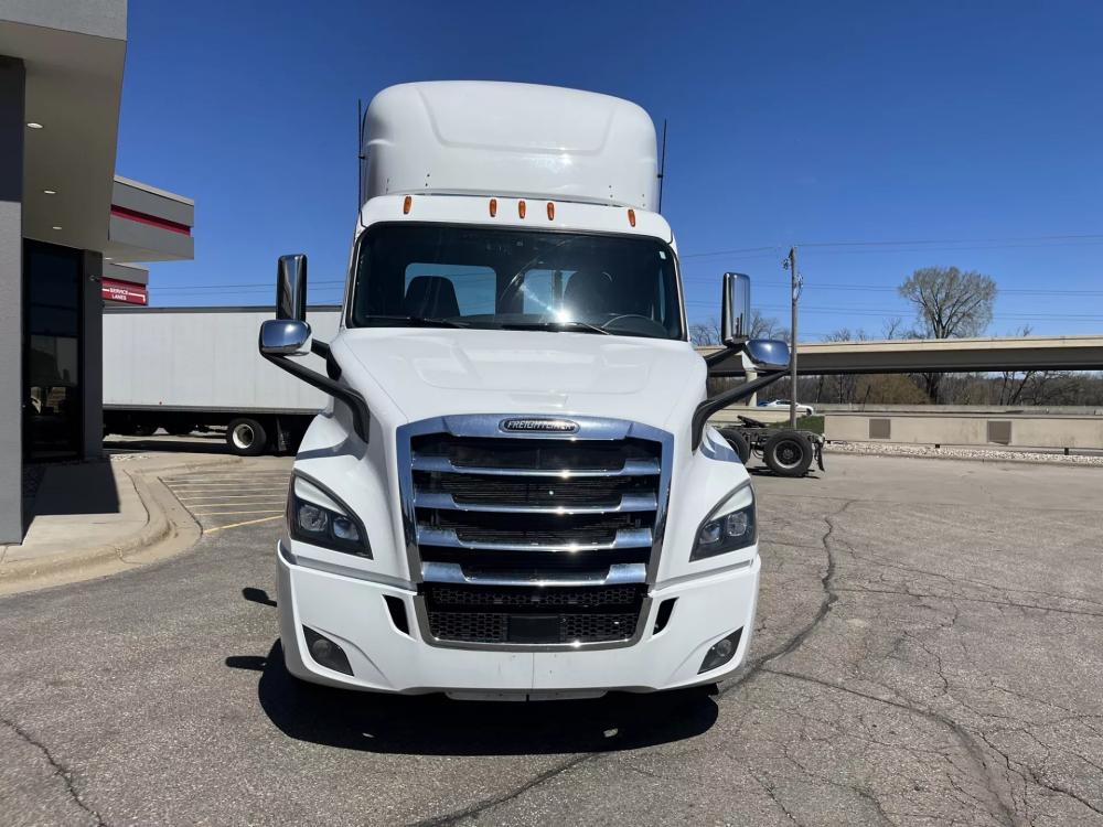 2019 Freightliner Cascadia | Photo 7 of 10
