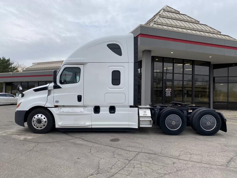 2019 Freightliner Cascadia | Image 10 of 23