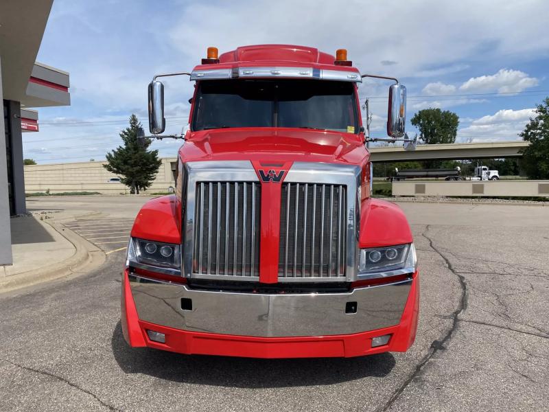 2018 Western Star 5700XE | Image 2 of 19