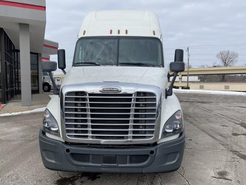 2018 Freightliner Cascadia | Image 2 of 21