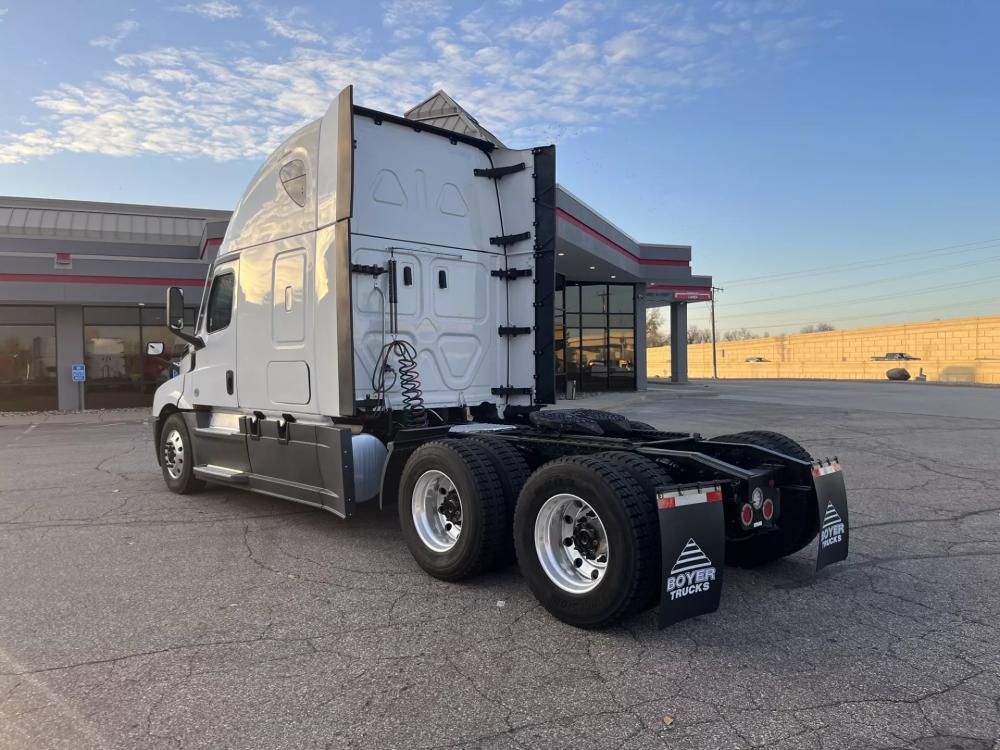 2021 Freightliner Cascadia | Photo 2 of 15
