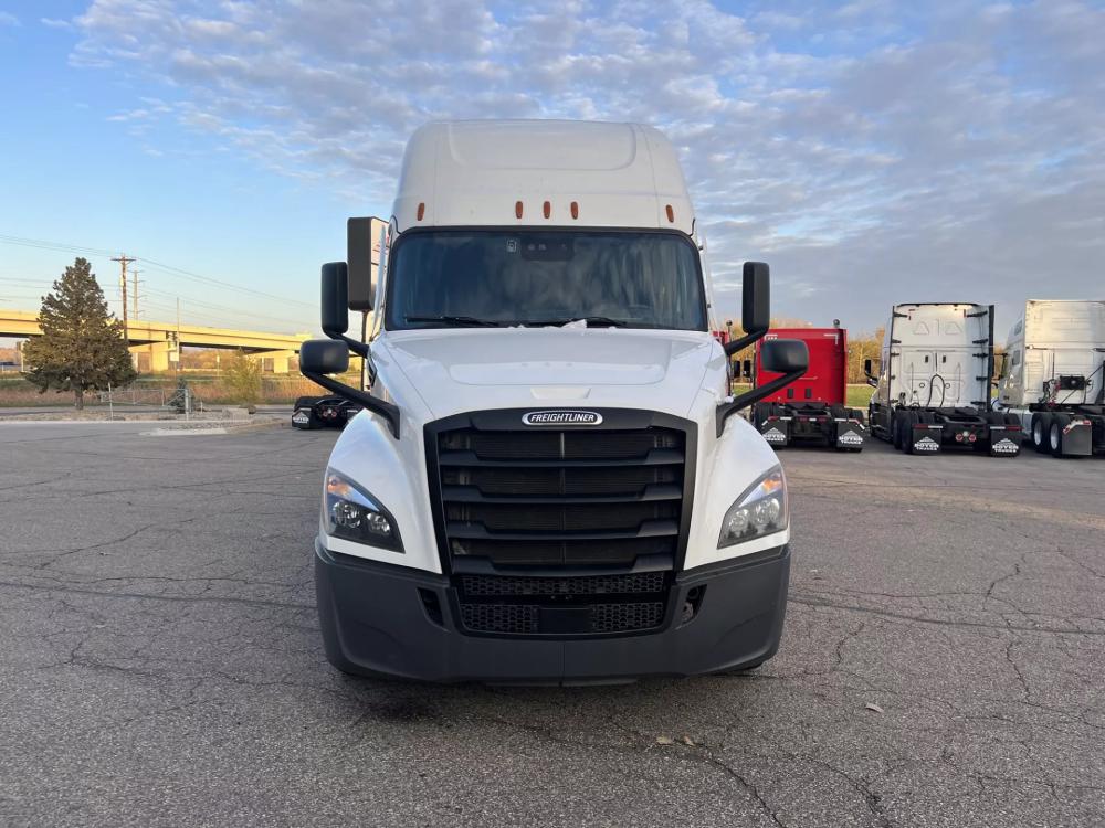 2021 Freightliner Cascadia | Photo 8 of 15