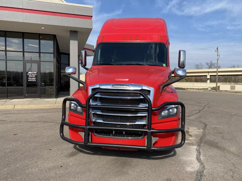 2019 Freightliner Cascadia | Image 2 of 21