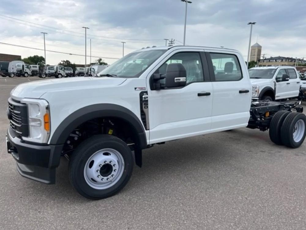2023 Ford F-550 | Photo 2 of 8