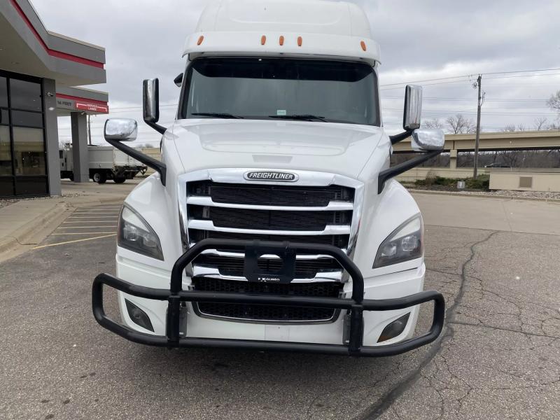 2018 Freightliner Cascadia | Image 2 of 22
