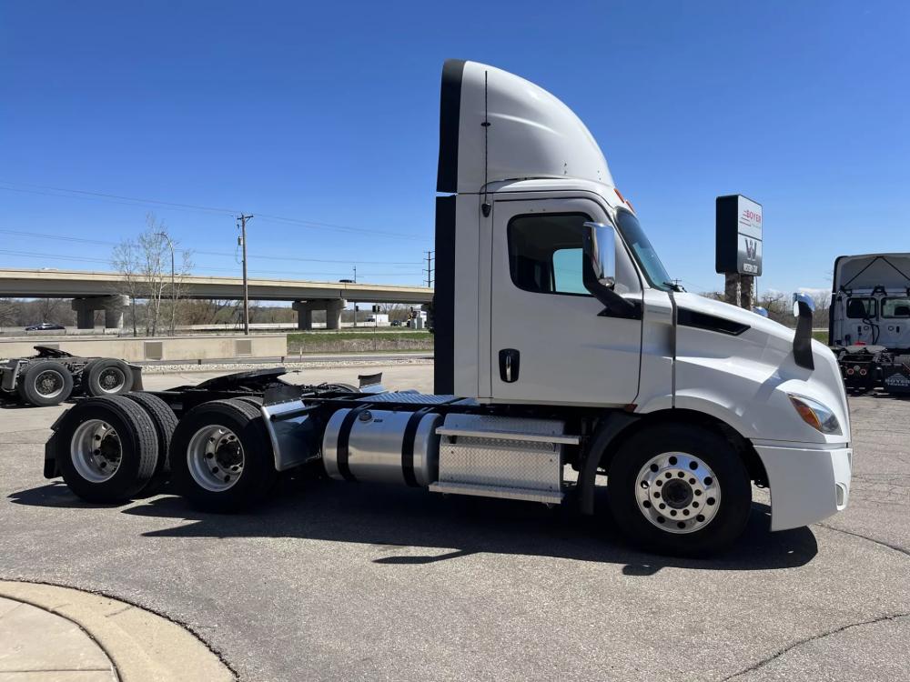 2019 Freightliner Cascadia | Photo 6 of 10
