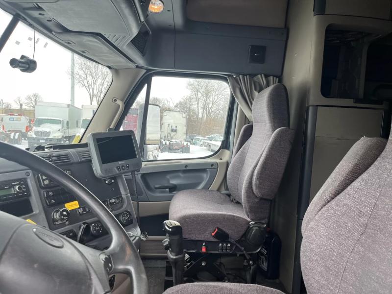 2018 Freightliner Cascadia | Image 8 of 9