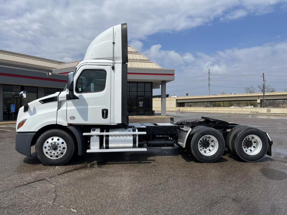 2019 Freightliner Cascadia | Photo 2 of 11