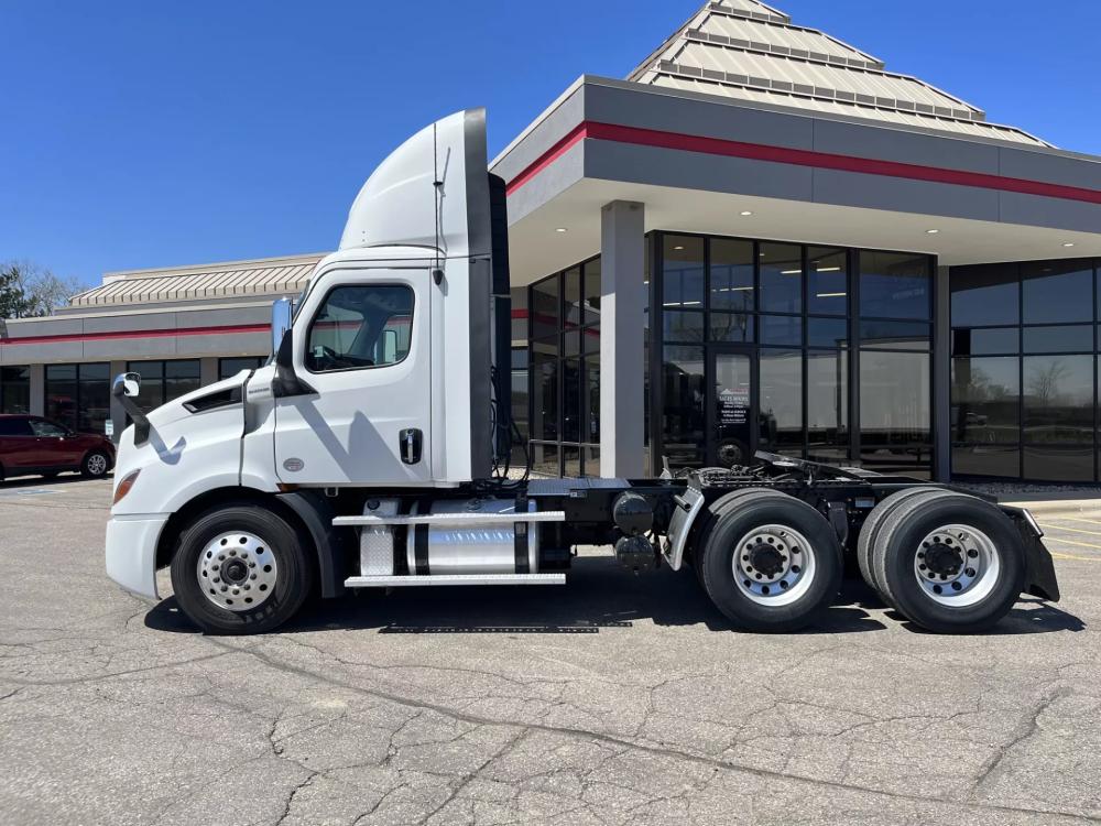 2019 Freightliner Cascadia | Photo 2 of 10