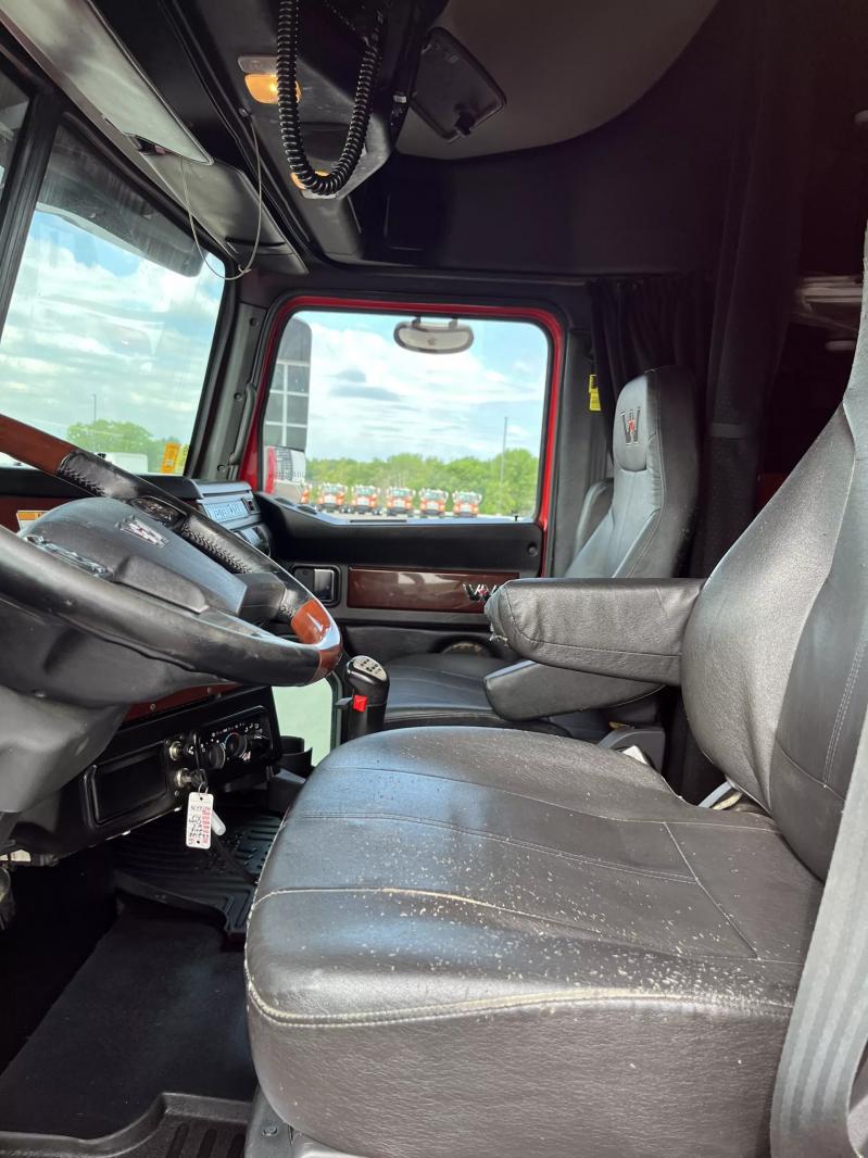 2018 Western Star 5700XE | Image 7 of 14
