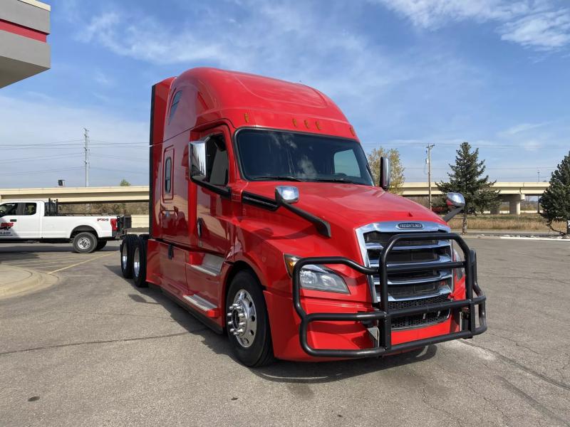 2019 Freightliner Cascadia | Image 3 of 21