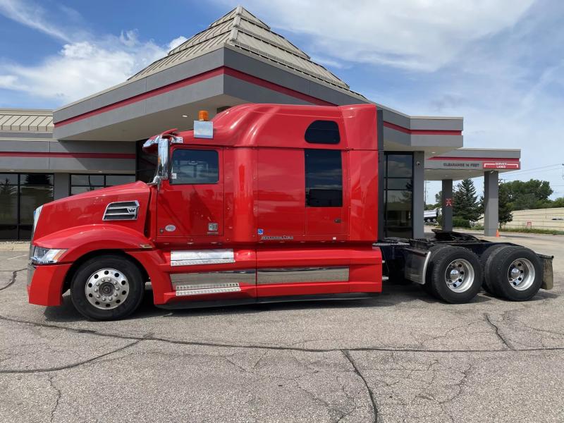 2018 Western Star 5700XE | Image 9 of 19