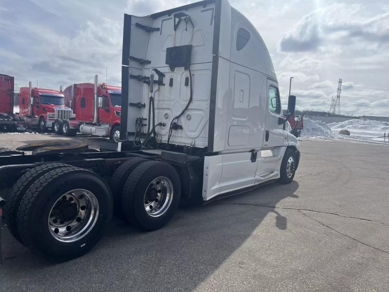 2018 Freightliner Cascadia | Image 6 of 16