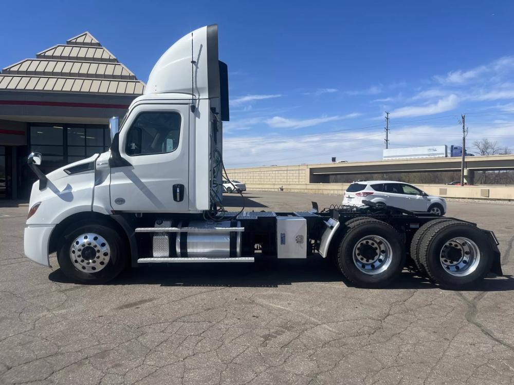 2019 Freightliner Cascadia | Photo 2 of 11