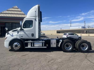 2019 Freightliner Cascadia | Thumbnail Photo 2 of 11