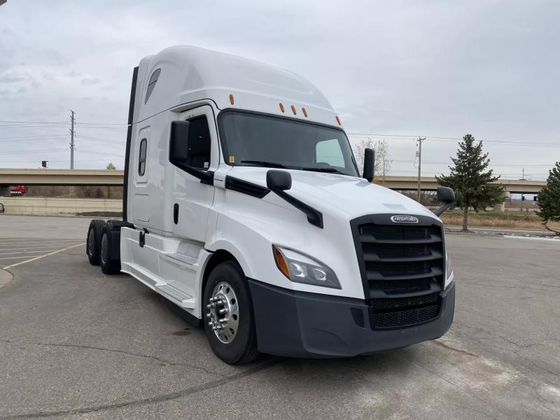 2019 Freightliner Cascadia | Image 3 of 23