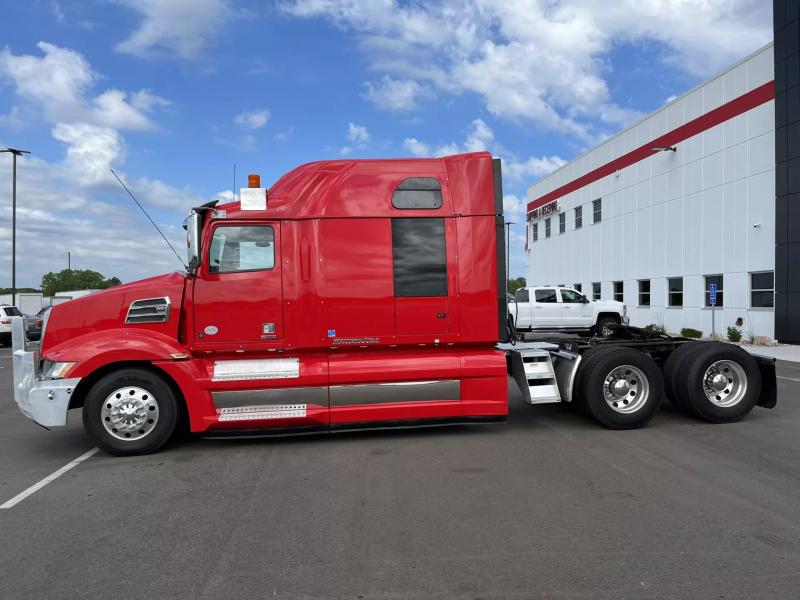 2018 Western Star 5700XE | Image 2 of 14