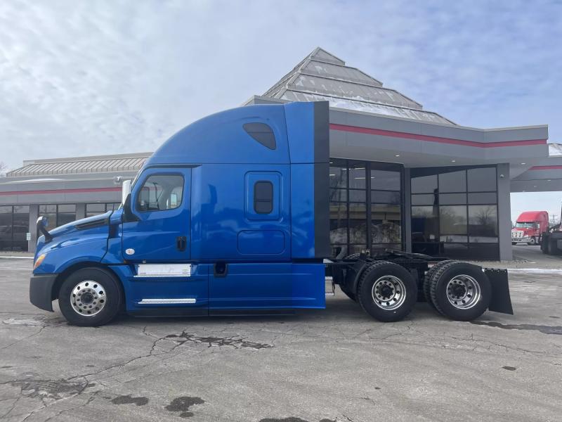 2020 Freightliner Cascadia | Image 2 of 15