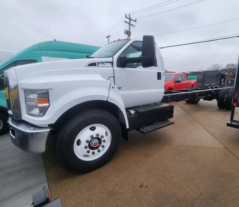 2024 Ford F-750 | Photo 2 of 6