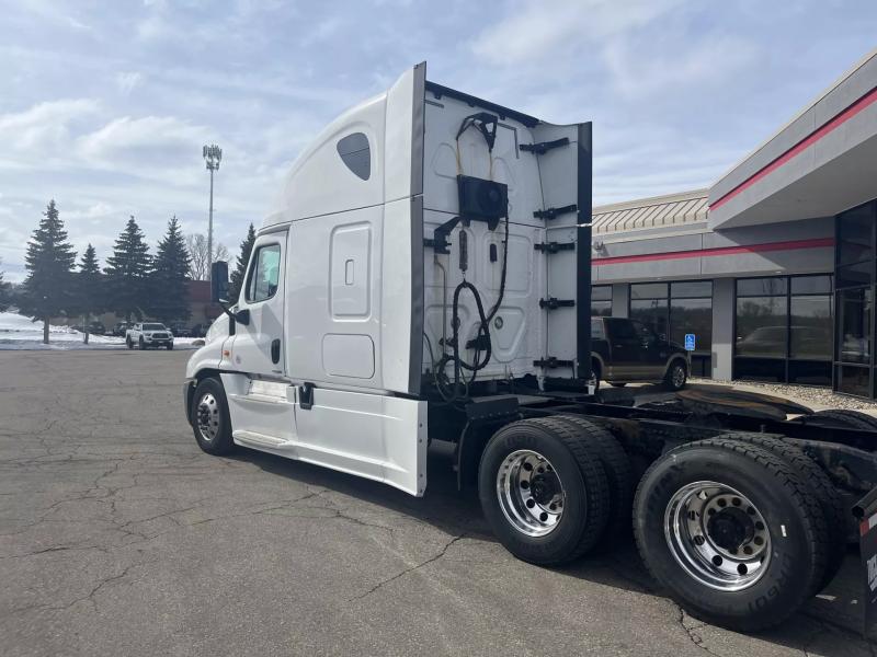 2018 Freightliner Cascadia | Image 4 of 16