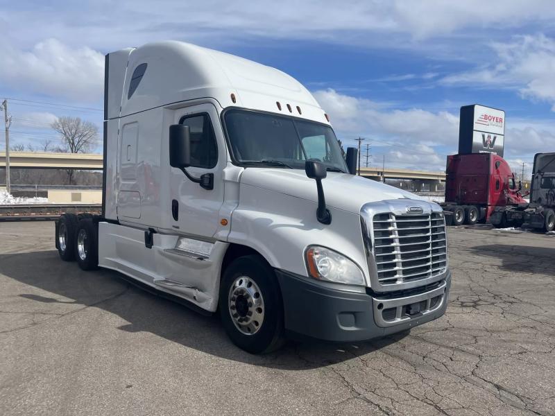 2018 Freightliner Cascadia | Image 8 of 16