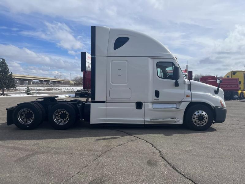 2018 Freightliner Cascadia | Image 7 of 16