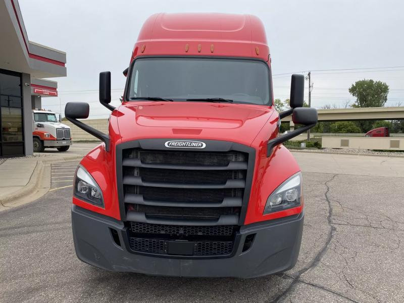 2019 Freightliner Cascadia | Image 2 of 24