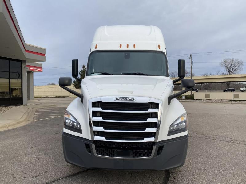 2020 Freightliner Cascadia | Image 2 of 24