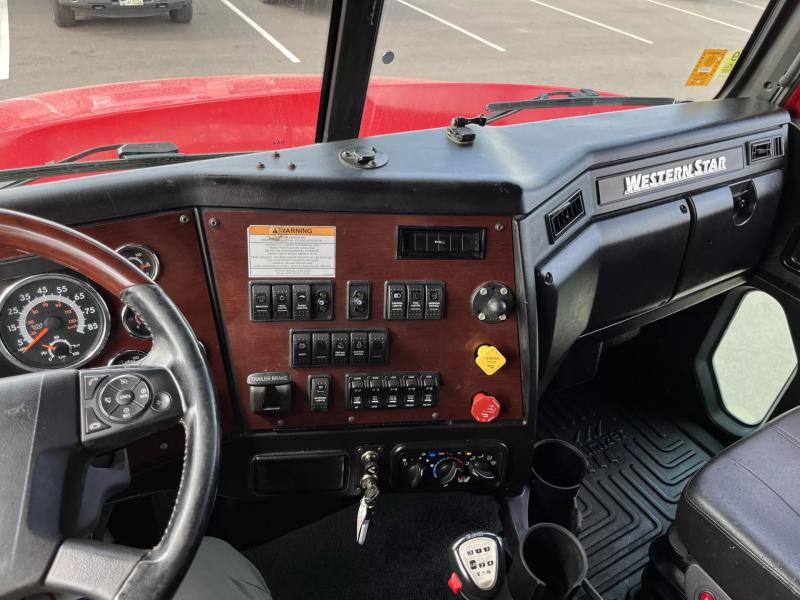 2018 Western Star 5700XE | Image 9 of 14