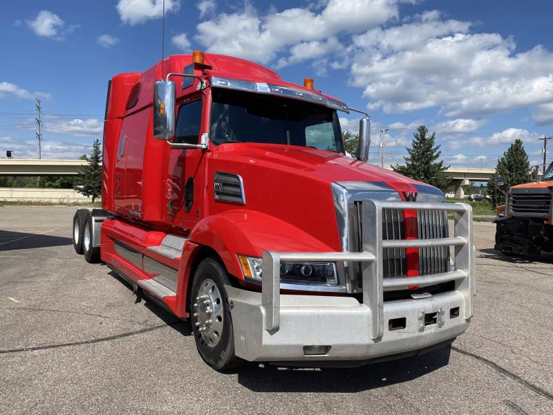 2018 Western Star 5700XE | Image 3 of 18