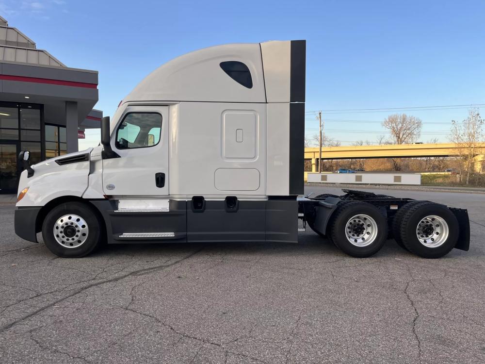 2021 Freightliner Cascadia | Photo 1 of 15