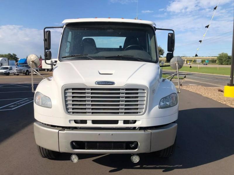 2015 Freightliner M2 106 Heavy Duty | Image 4 of 14